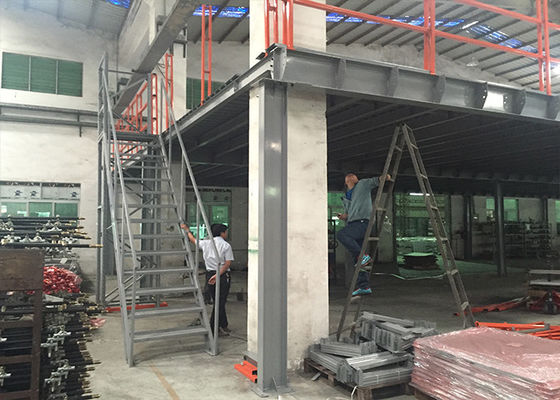 Lantai Mezzanine Industri berdiri bebas Bahan baja kepadatan tinggi untuk konstruksi