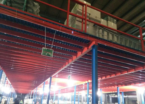 Lantai mezzanine yang didukung rak khusus untuk kapasitas beban tinggi Stroge besar
