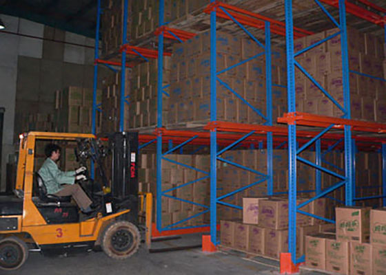 Penggerak dengan kepadatan tinggi di rak palet dengan rel panduan untuk pengoperasian forklift yang aman di pusat logistik