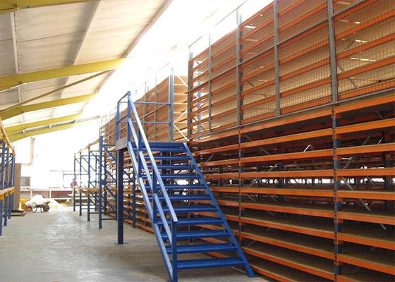 Multi Level Industrial Rack Mendukung Mezzanine Disesuaikan Dengan Wire Mesh Guard